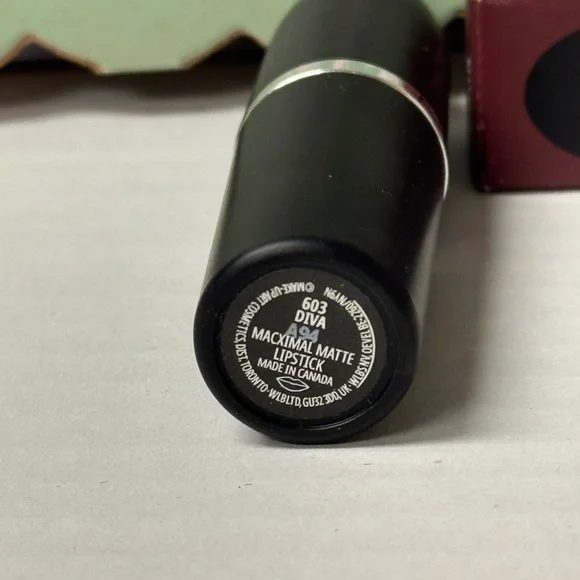MAC MACximal Lipstick in DIVA - Deep Burgundy NIB - Picture 3 of 6